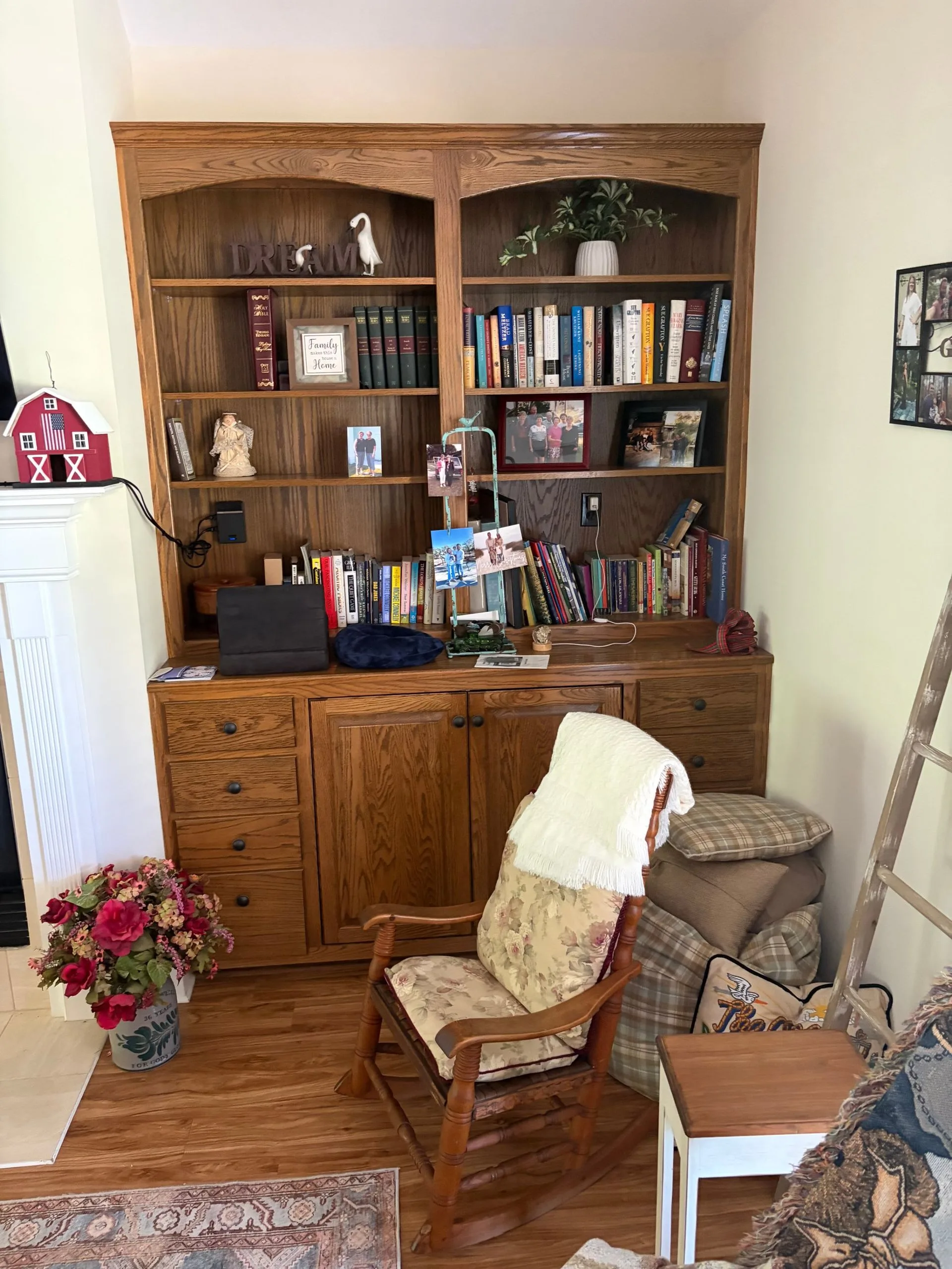 Natural oak living-room built-in bookcase before repainting by 3H Construction